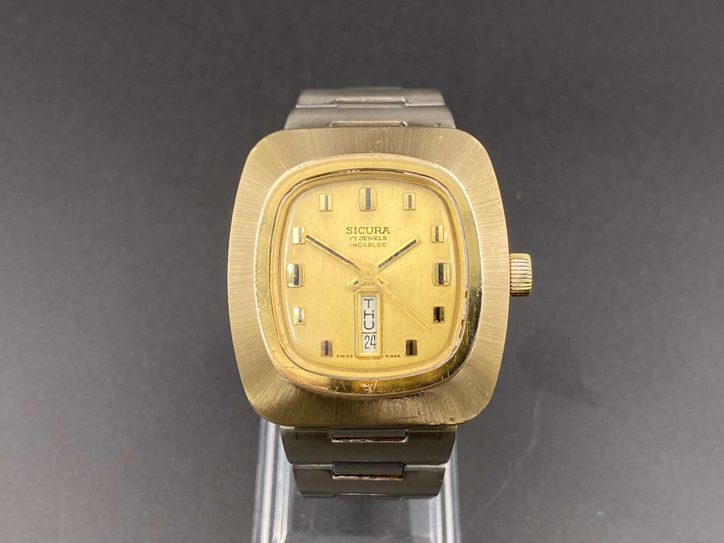 <p>SICURA, gilt metal, center seconds, calendar wristwatch,</p>