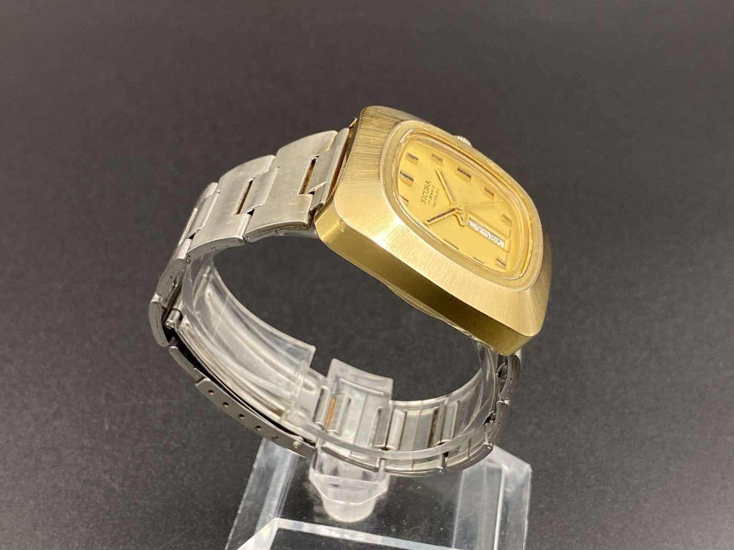 <p>SICURA, gilt metal, center seconds, calendar wristwatch,</p>