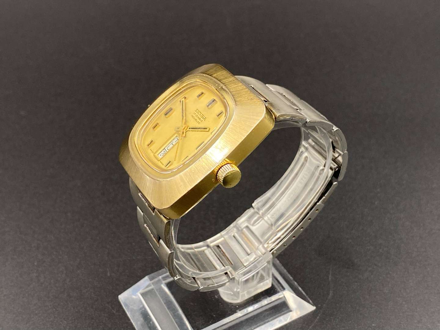 <p>SICURA, gilt metal, center seconds, calendar wristwatch,</p>
