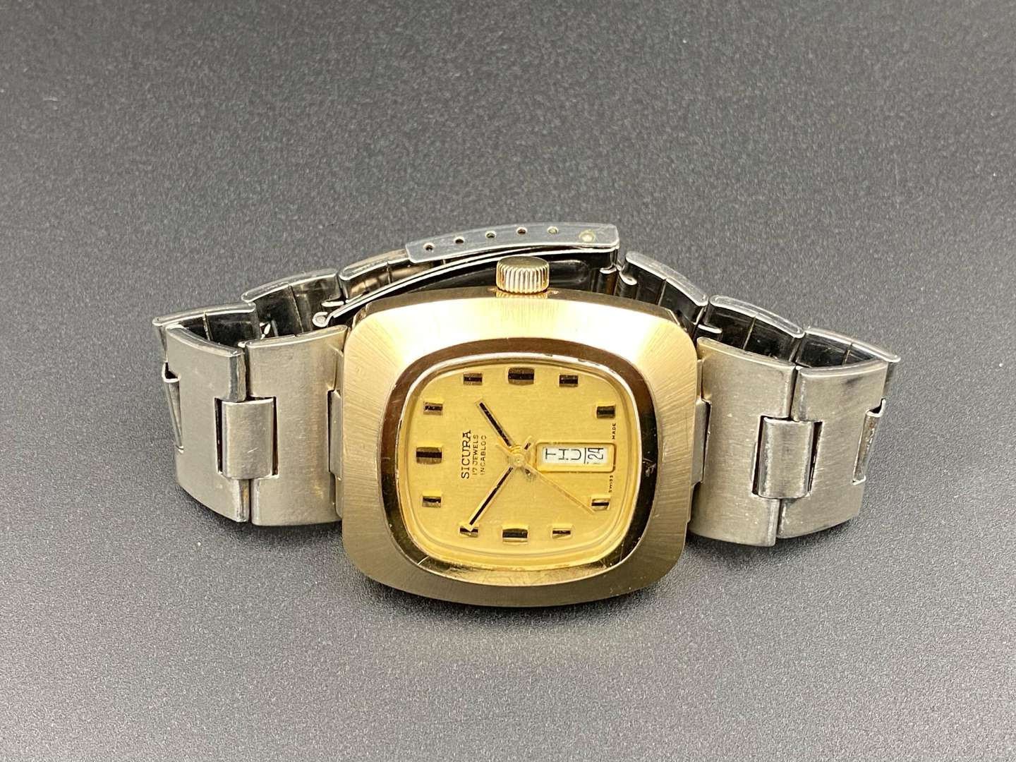 <p>SICURA, gilt metal, center seconds, calendar wristwatch,</p>