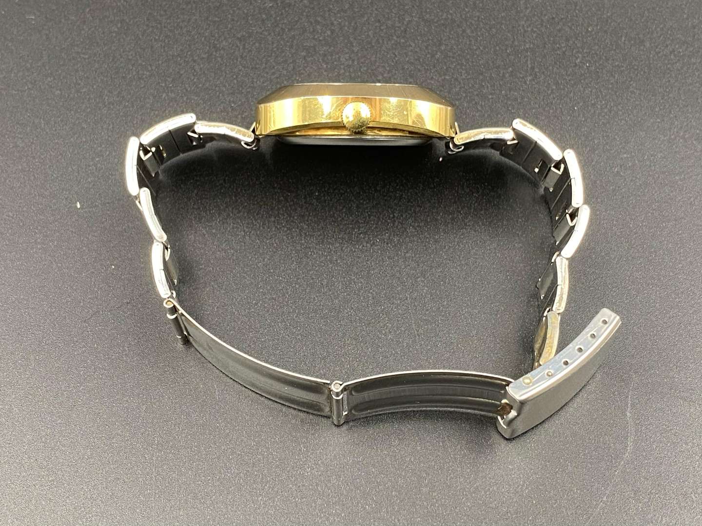 <p>SICURA, gilt metal, center seconds, calendar wristwatch,</p>