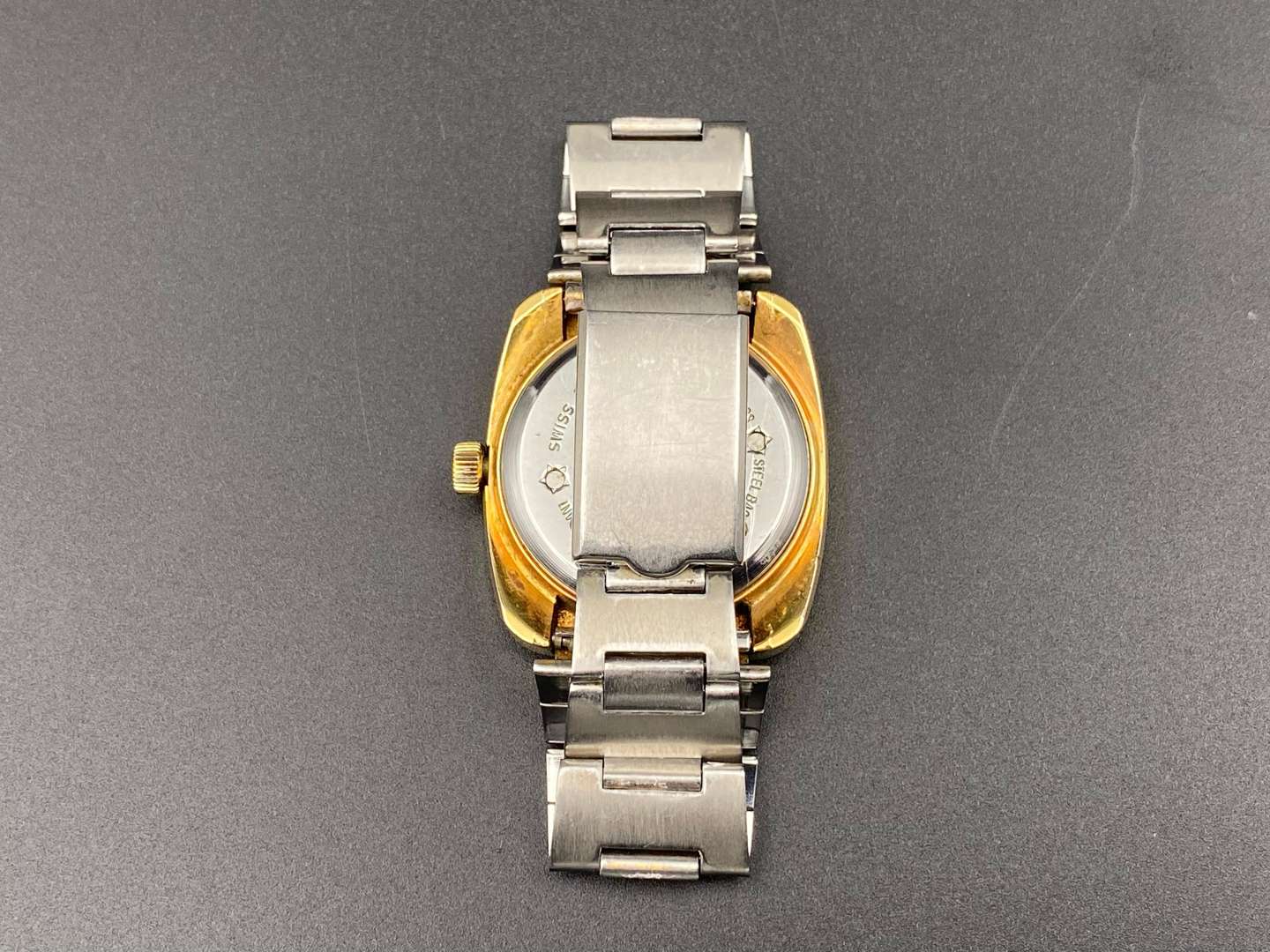 <p>SICURA, gilt metal, center seconds, calendar wristwatch,</p>