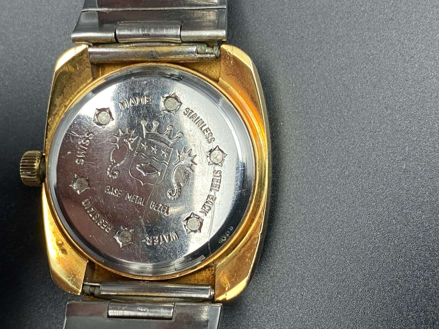 <p>SICURA, gilt metal, center seconds, calendar wristwatch,</p>