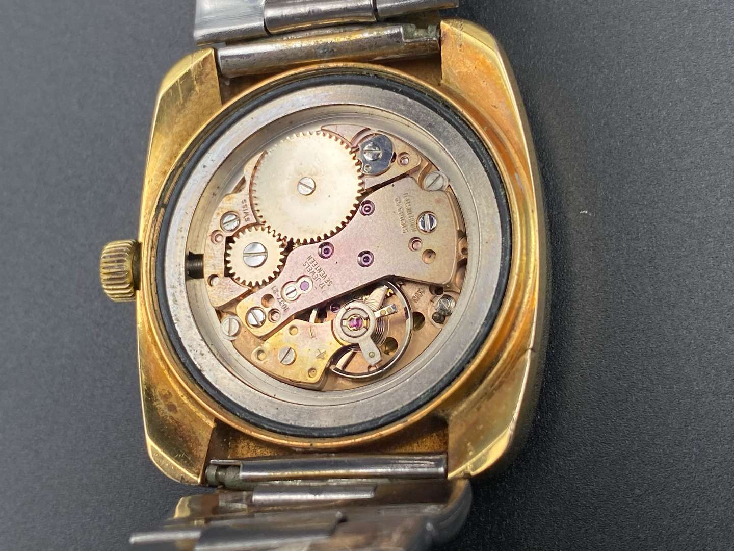 <p>SICURA, gilt metal, center seconds, calendar wristwatch,</p>
