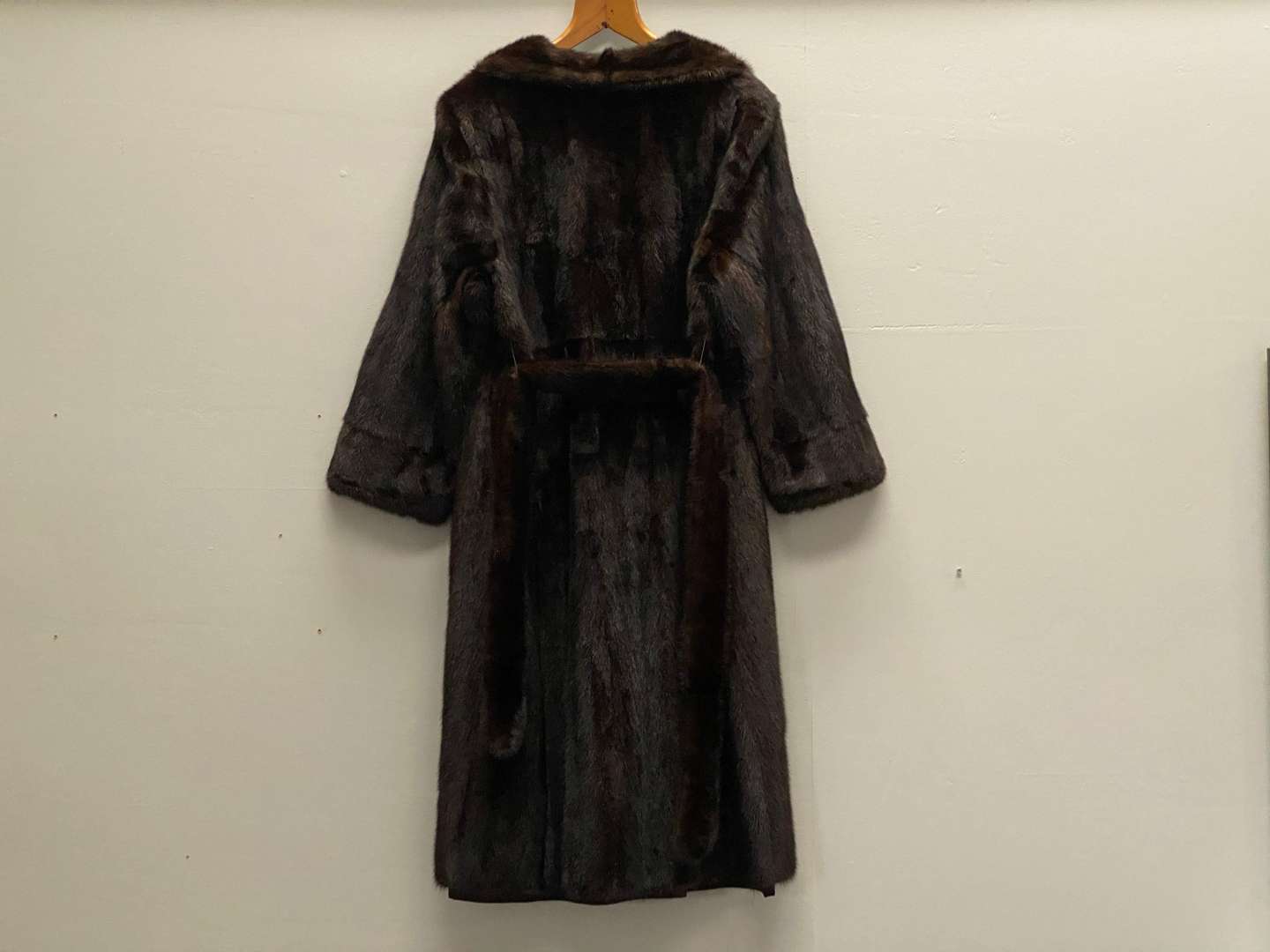 <p>NORWICH FUR CO, early 20th century, ¾ length, dark brown fur coat.&nbsp;</p>