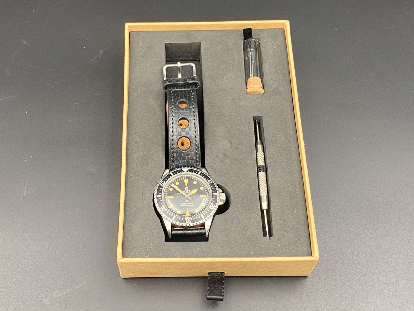 <p>WATCH EXPERIMENTAL UNIT (WMT), SEA DIVER, a gilt metal, automatic, centre seconds, calendar wristwatch, 1358.</p>