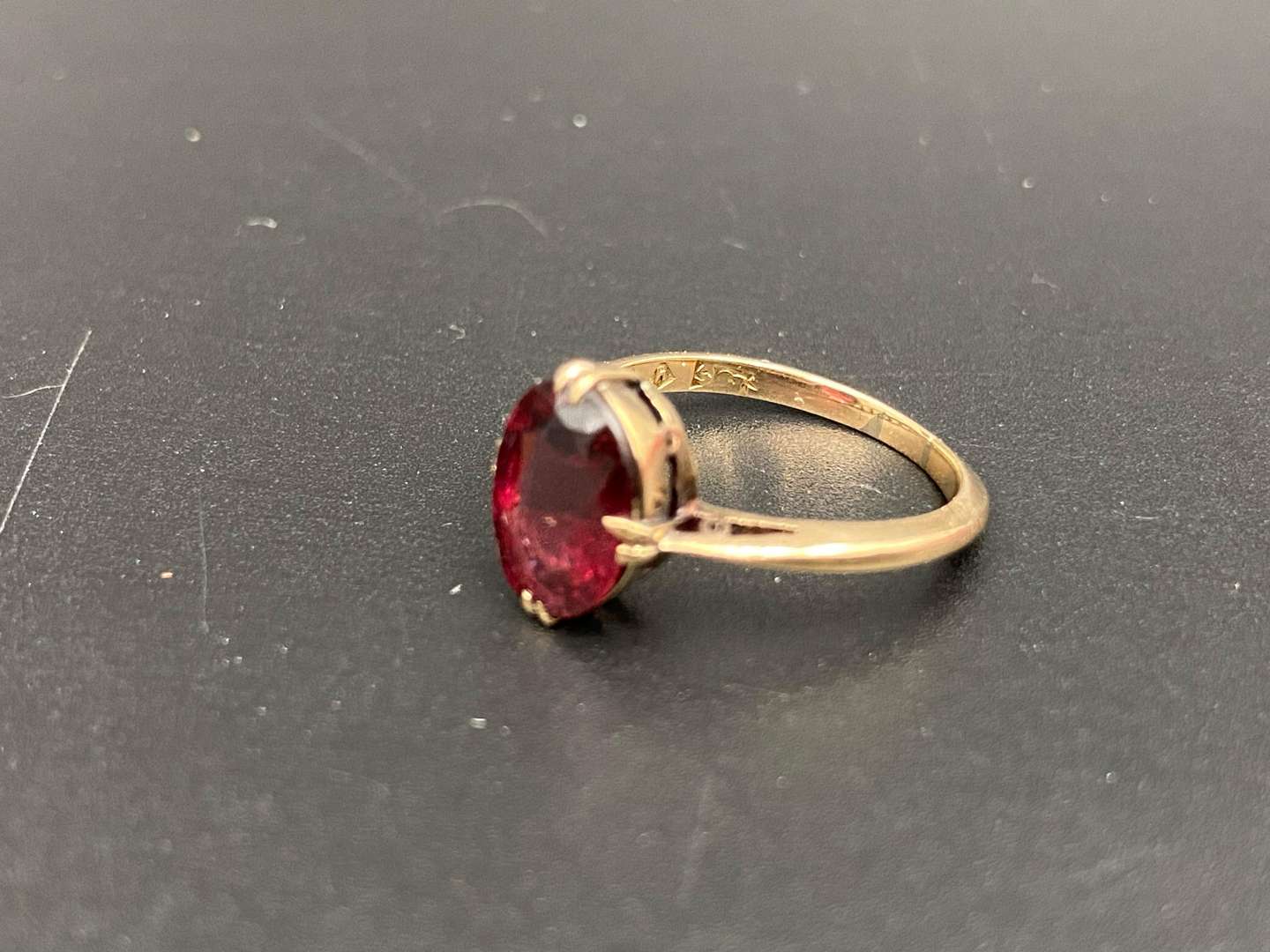 <p>Garnet single stone set, 9ct gold ring</p>