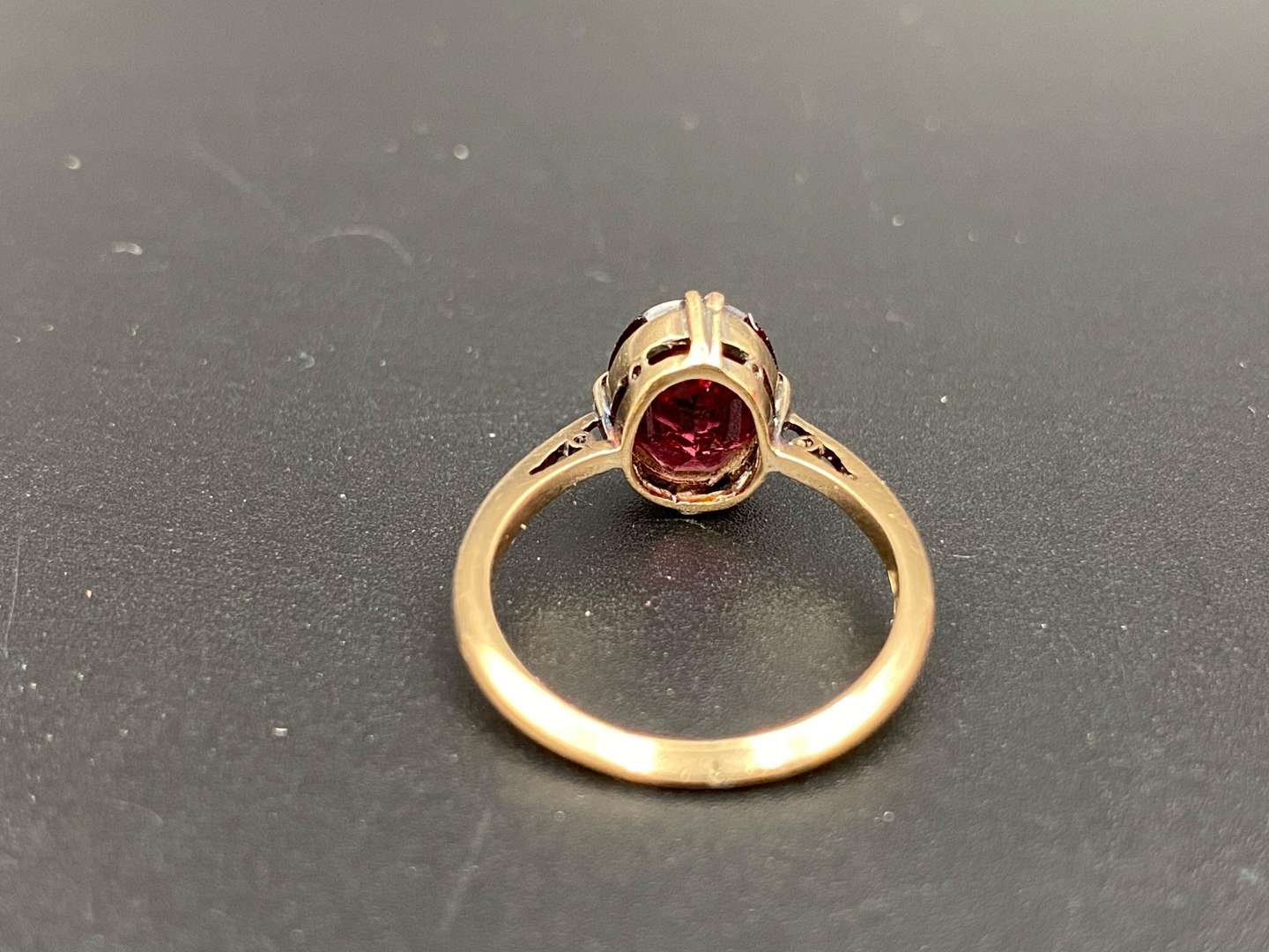 <p>Garnet single stone set, 9ct gold ring</p>