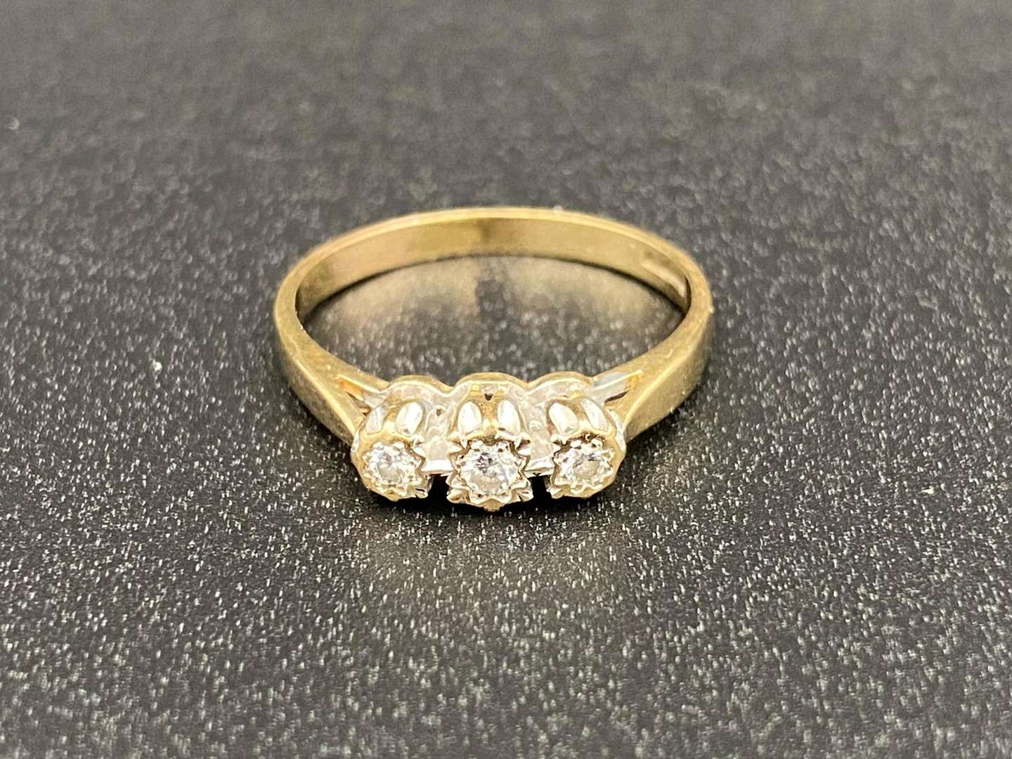 <p>set three stone, 9ct gold ring with deceptive mount, 153TBC</p>