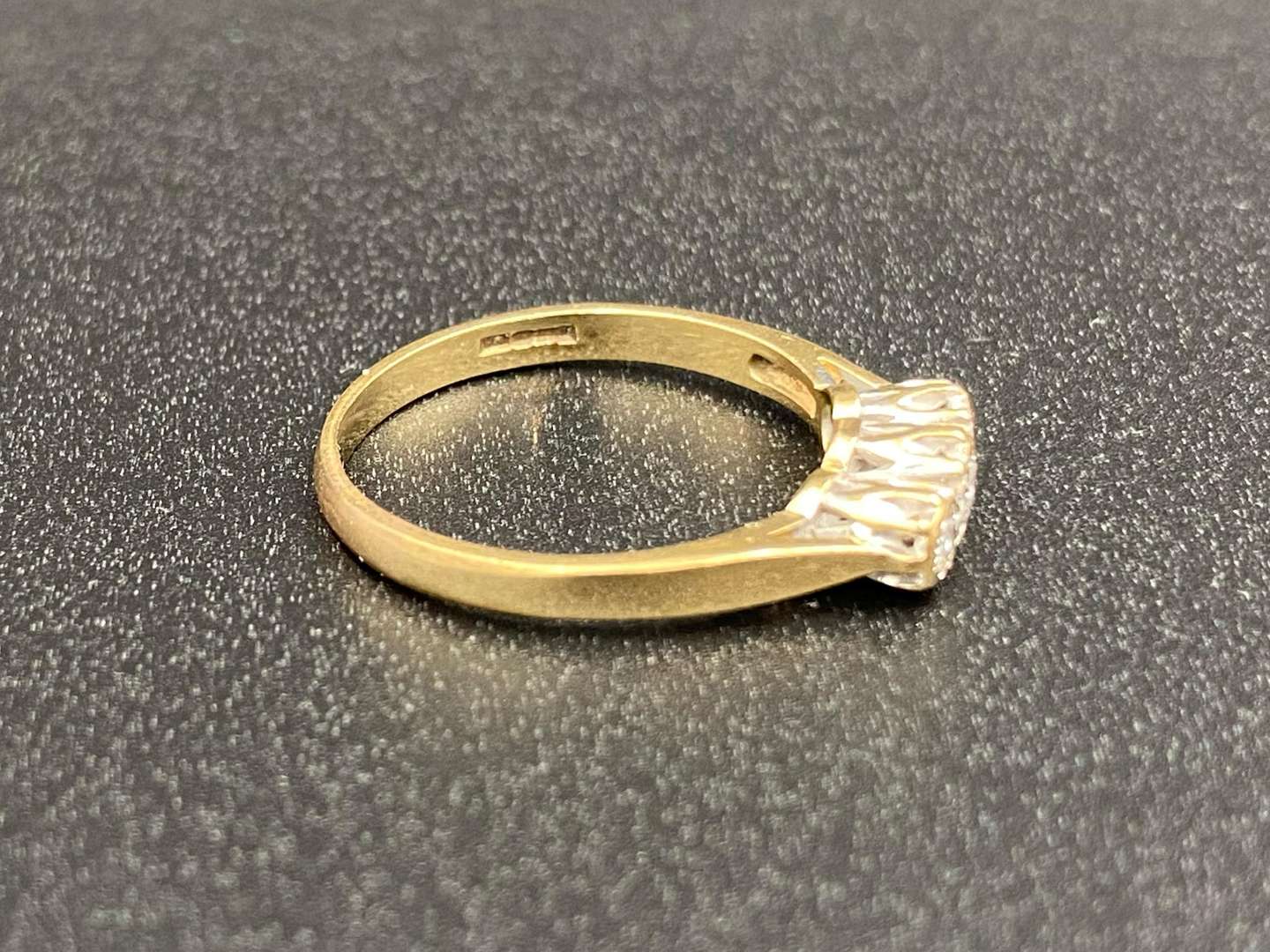 <p>set three stone, 9ct gold ring with deceptive mount, 153TBC</p>