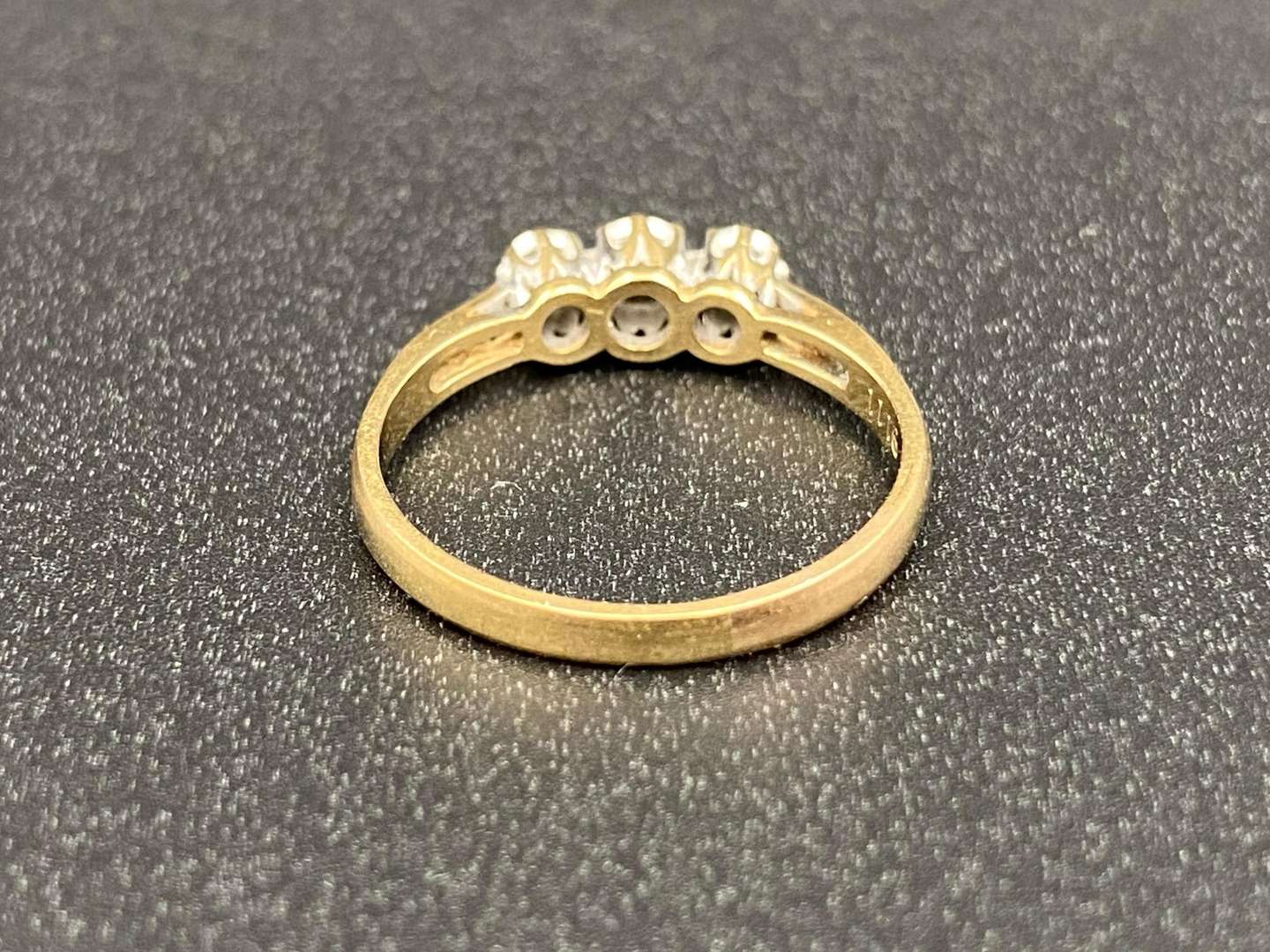 <p>set three stone, 9ct gold ring with deceptive mount, 153TBC</p>