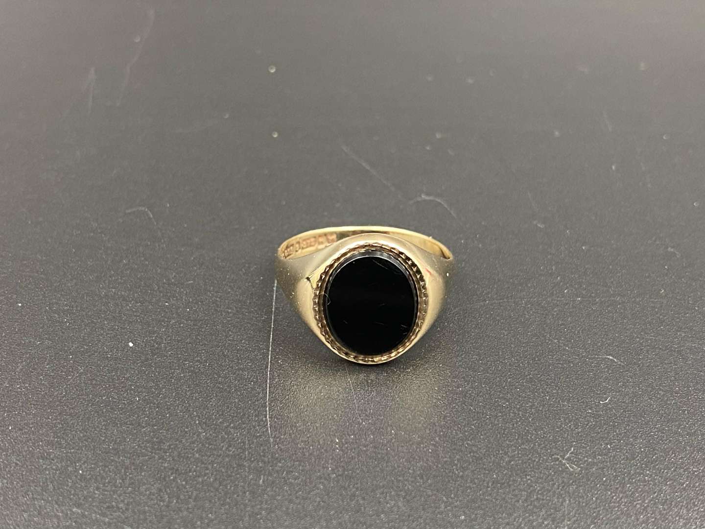 <p>A Black Onyx & 9ct gold signet ring</p>