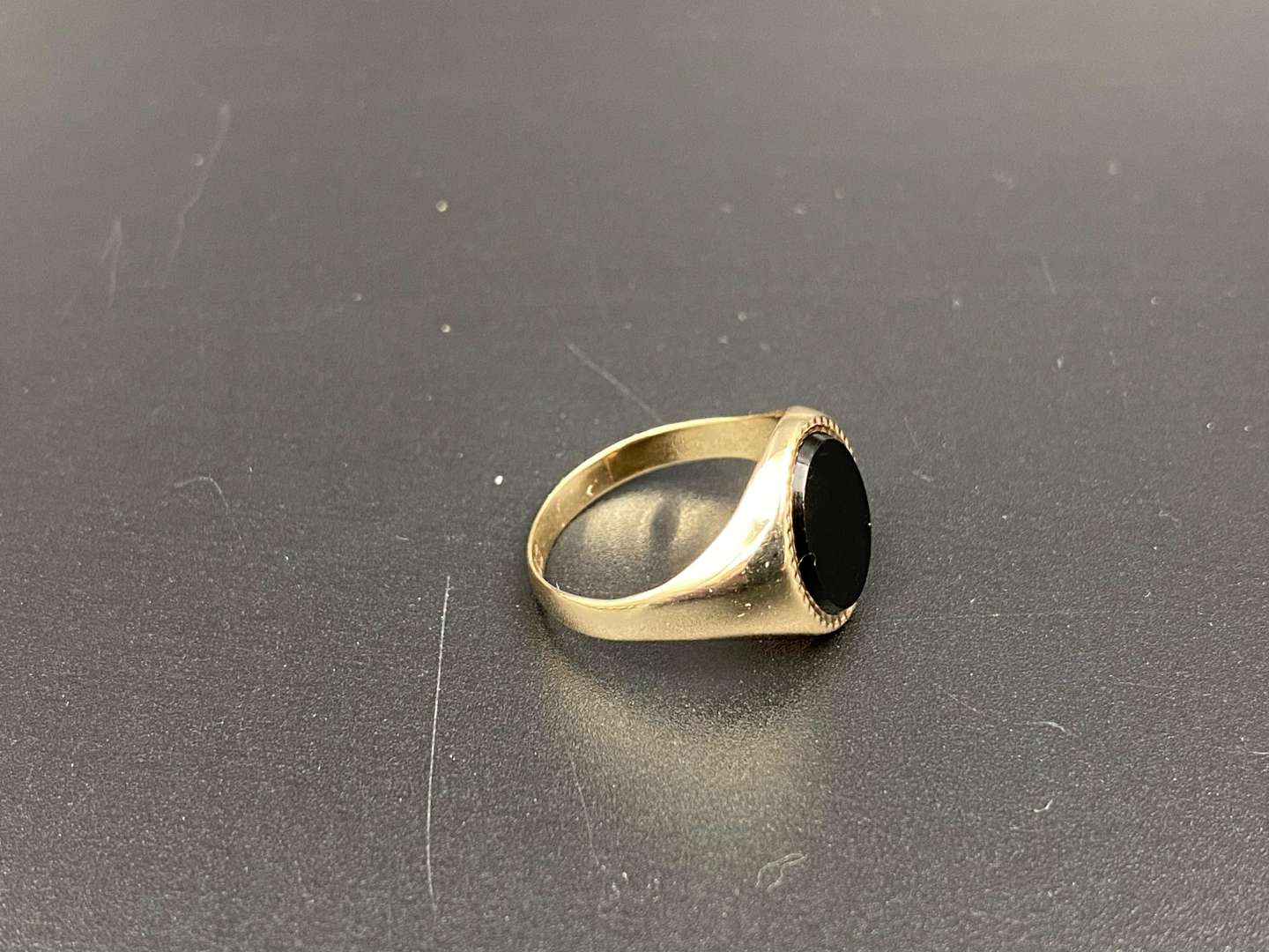 <p>A Black Onyx & 9ct gold signet ring</p>