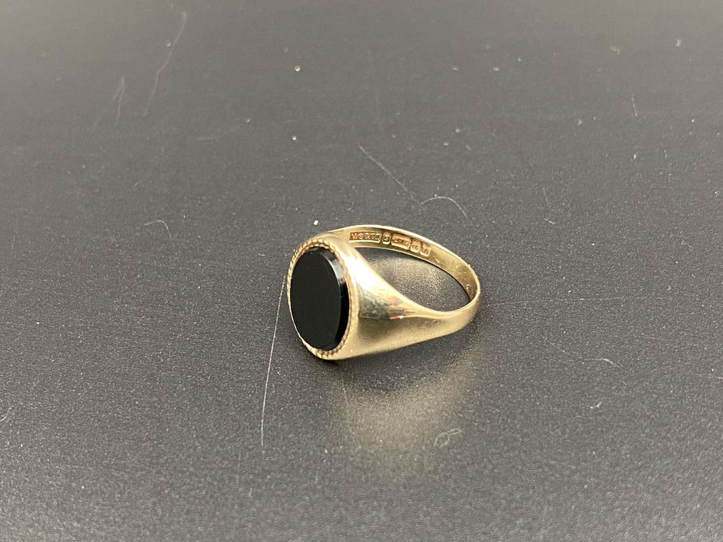 <p>A Black Onyx & 9ct gold signet ring</p>