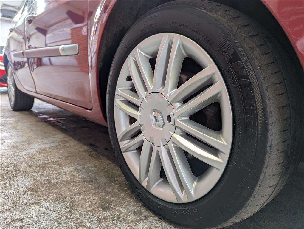 <p>2010 RENAULT CLIO INITIALE T-TOM VVT AUTO</p>