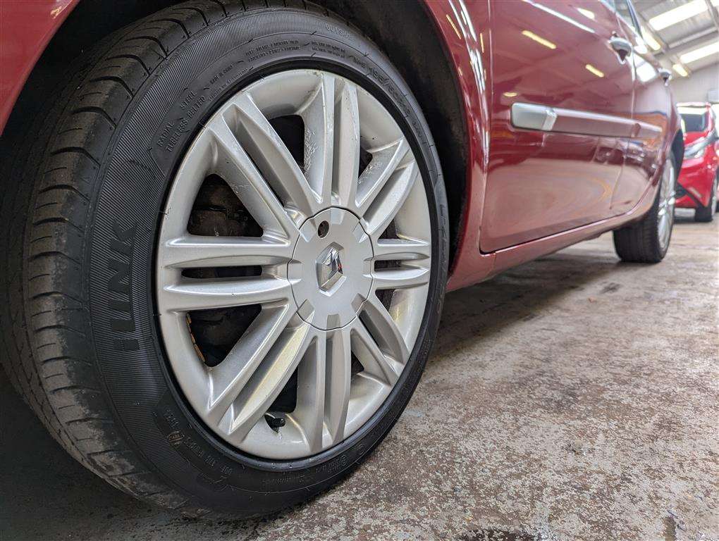 <p>2010 RENAULT CLIO INITIALE T-TOM VVT AUTO</p>