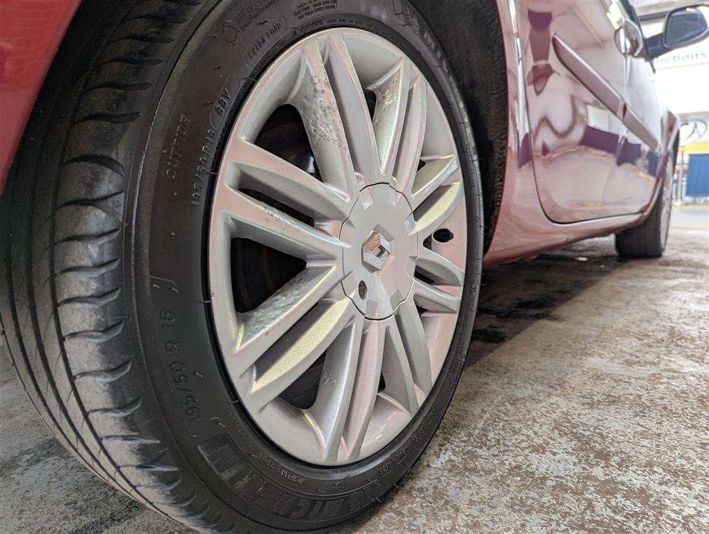 <p>2010 RENAULT CLIO INITIALE T-TOM VVT AUTO</p>