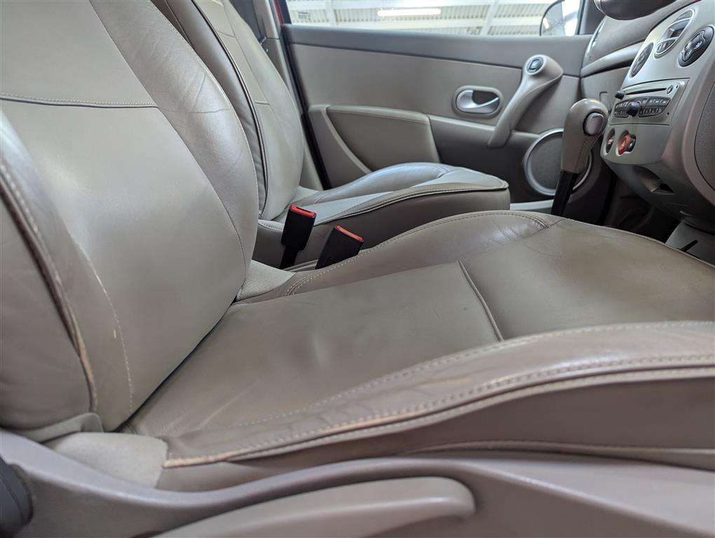 <p>2010 RENAULT CLIO INITIALE T-TOM VVT AUTO</p>
