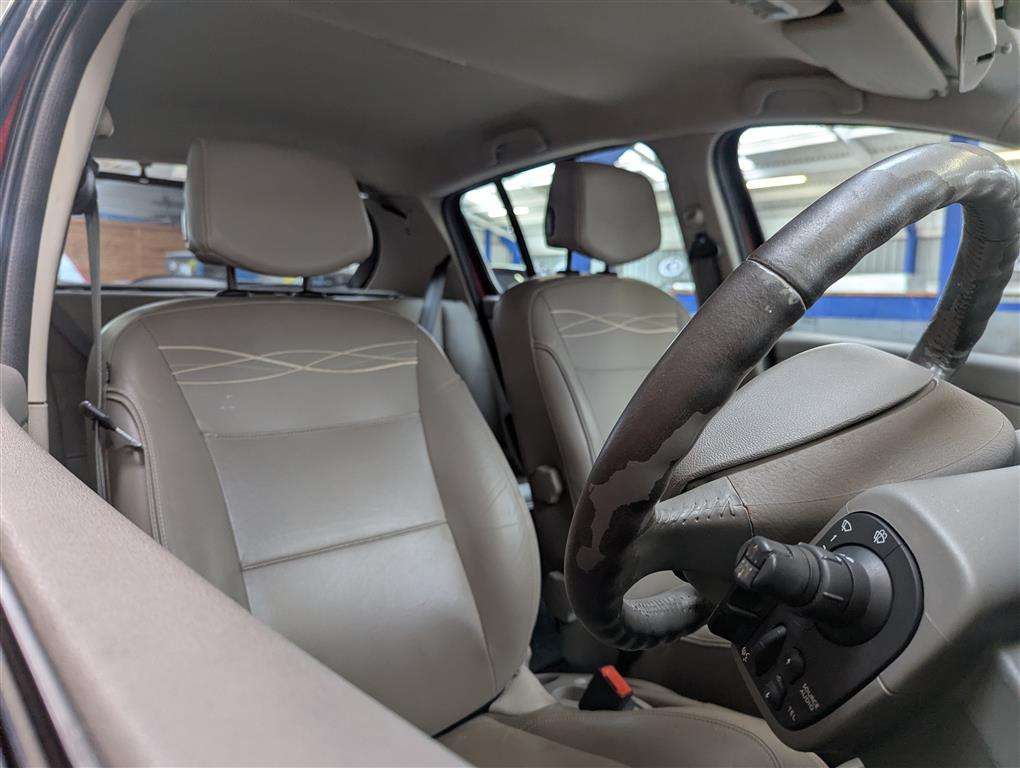 <p>2010 RENAULT CLIO INITIALE T-TOM VVT AUTO</p>
