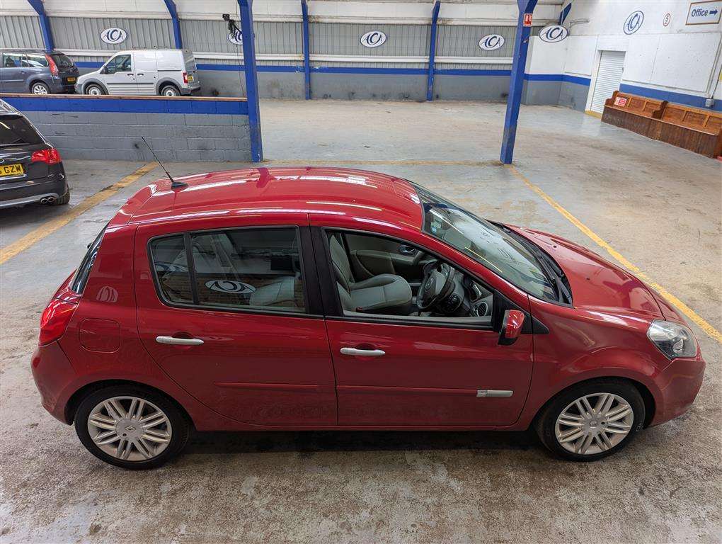 <p>2010 RENAULT CLIO INITIALE T-TOM VVT AUTO</p>