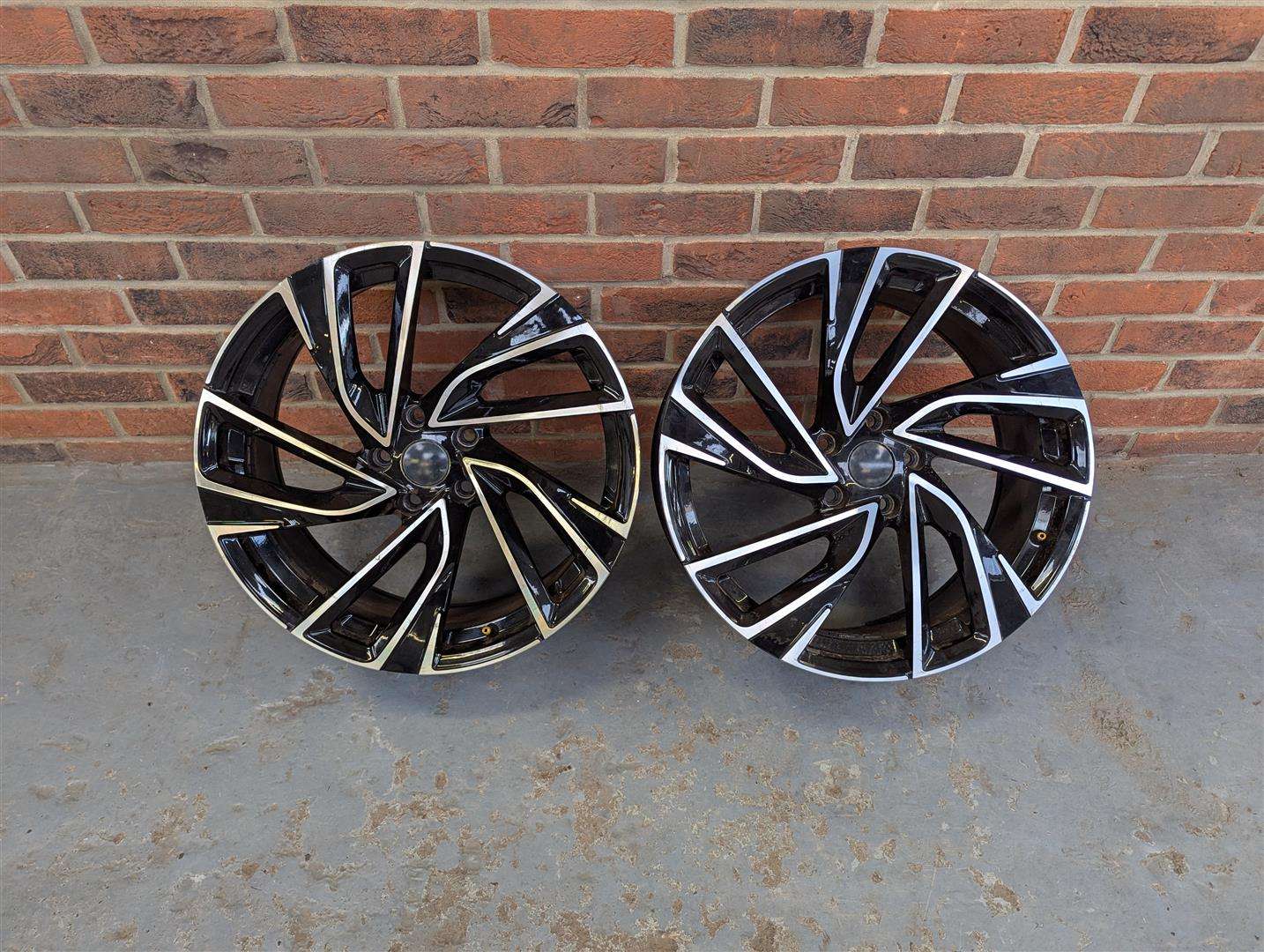 <p>19" ALLOYS</p>