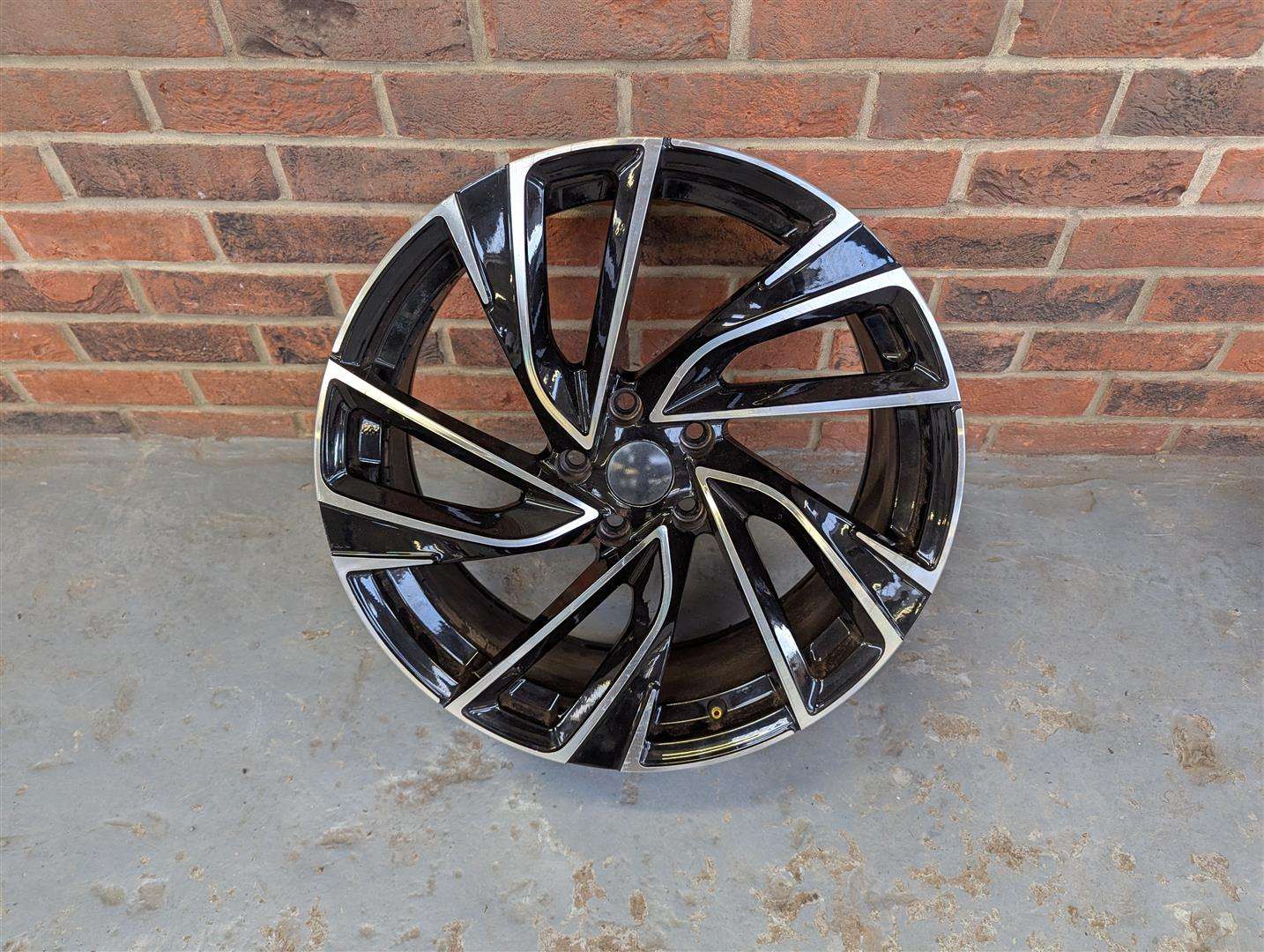 <p>19" ALLOYS</p>
