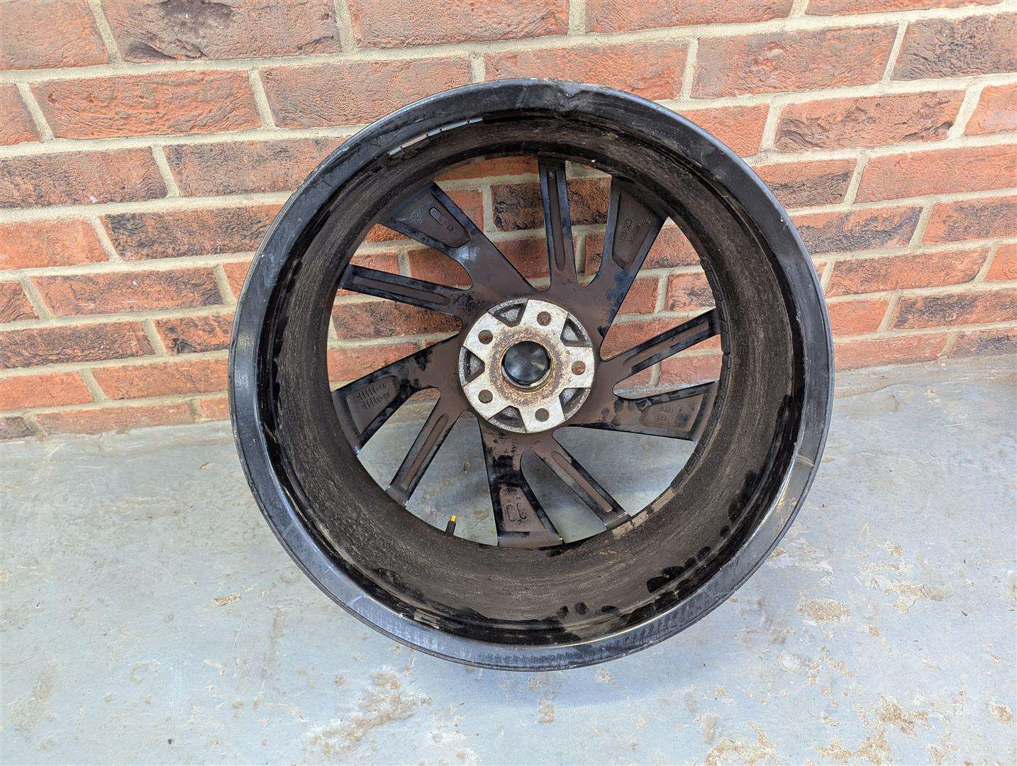 <p>19" ALLOYS</p>
