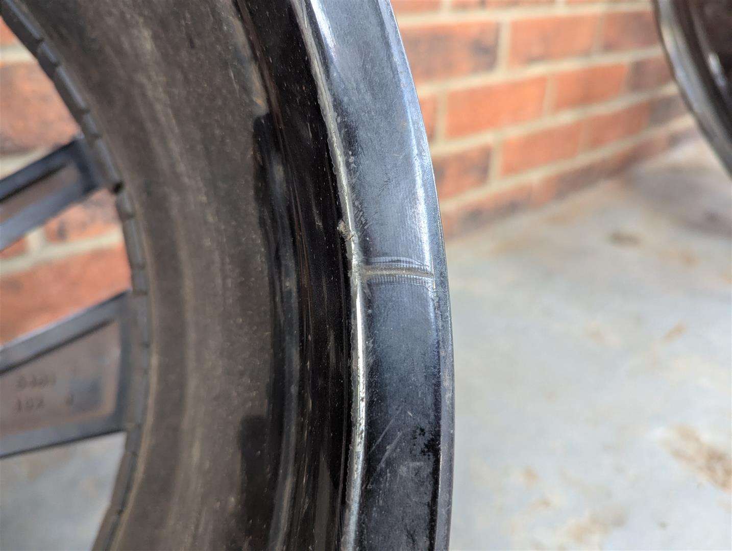 <p>19" ALLOYS</p>