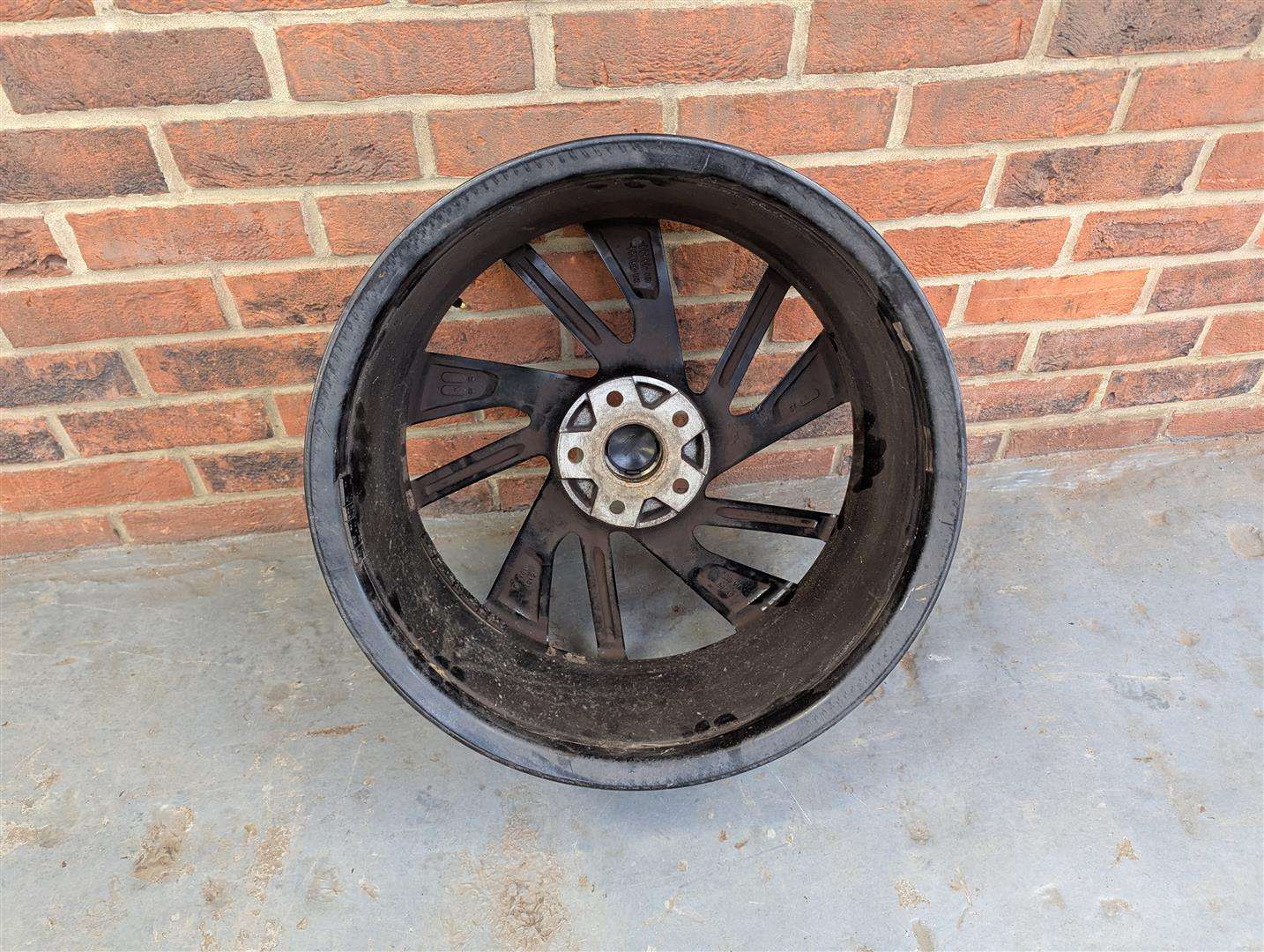 <p>19" ALLOYS</p>