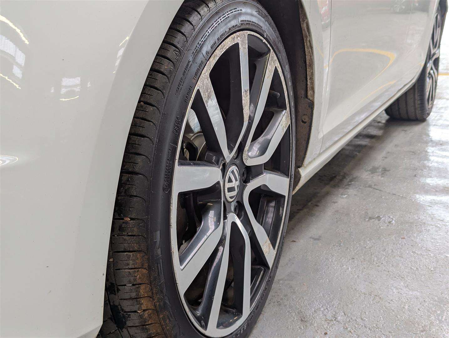 <p>2013 VOLKSWAGEN GOLF GT BLUEMOTION TECH T</p>
