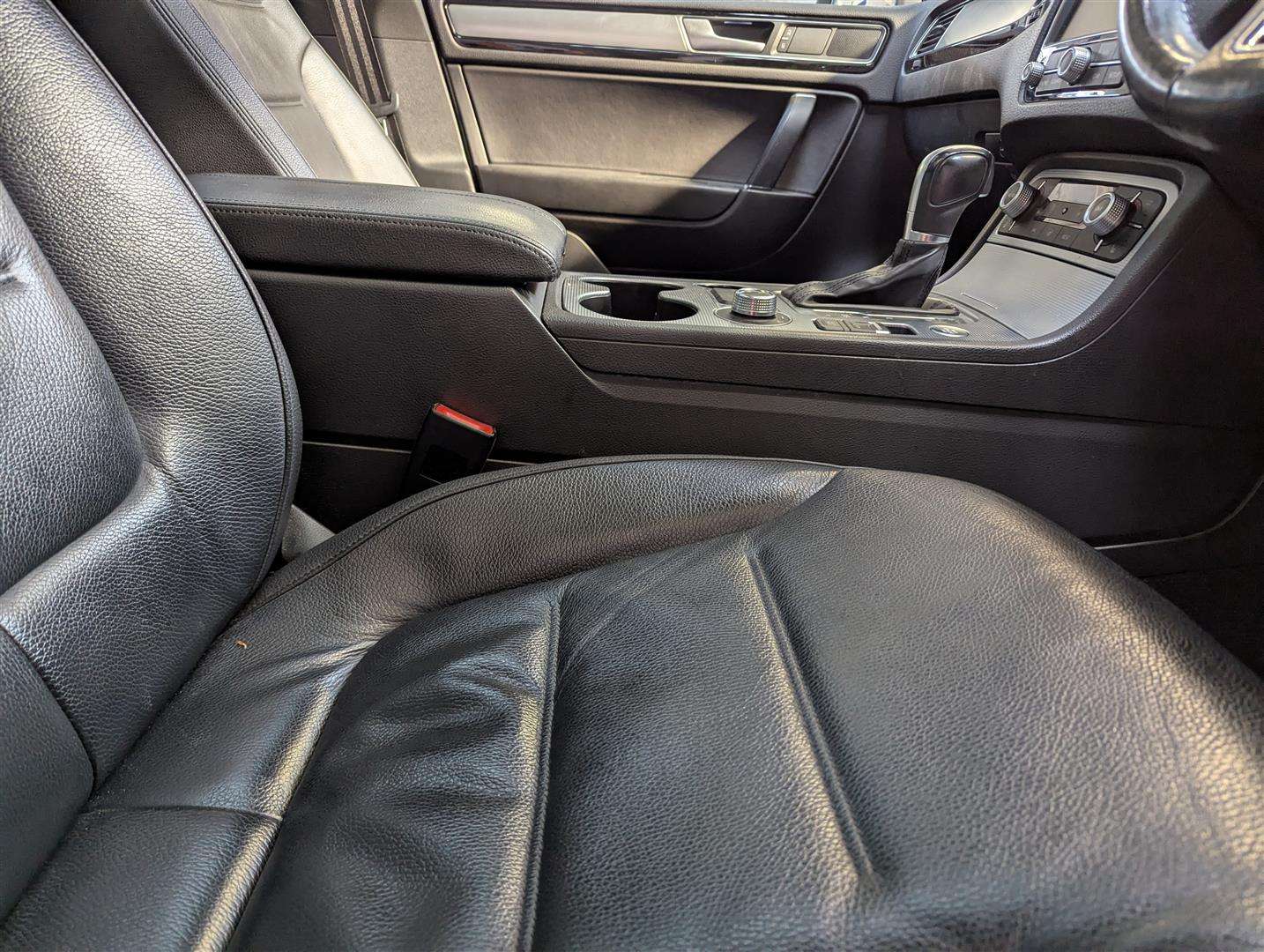 <p>2016 VOLKSWAGEN TOUAREG V6 R-LINE TDI BMT</p>