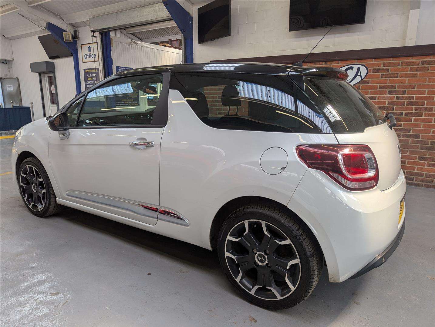 <p>2016 DS DS3 ELEGANCE BLUEHDI S/S</p>
