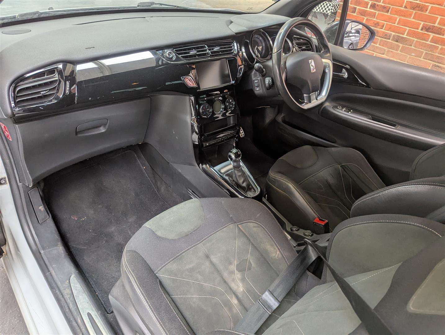 <p>2016 DS DS3 ELEGANCE BLUEHDI S/S</p>