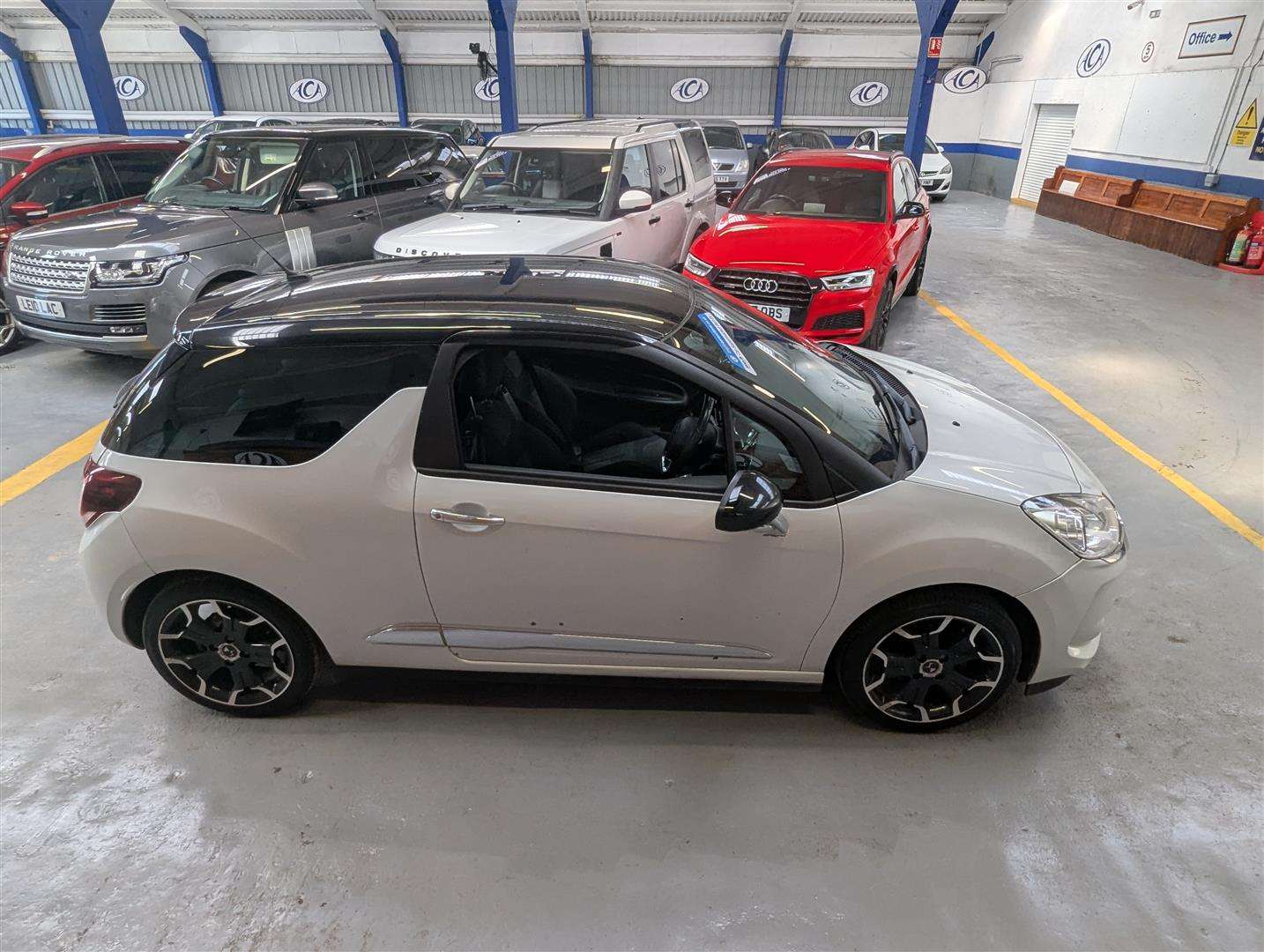 <p>2016 DS DS3 ELEGANCE BLUEHDI S/S</p>