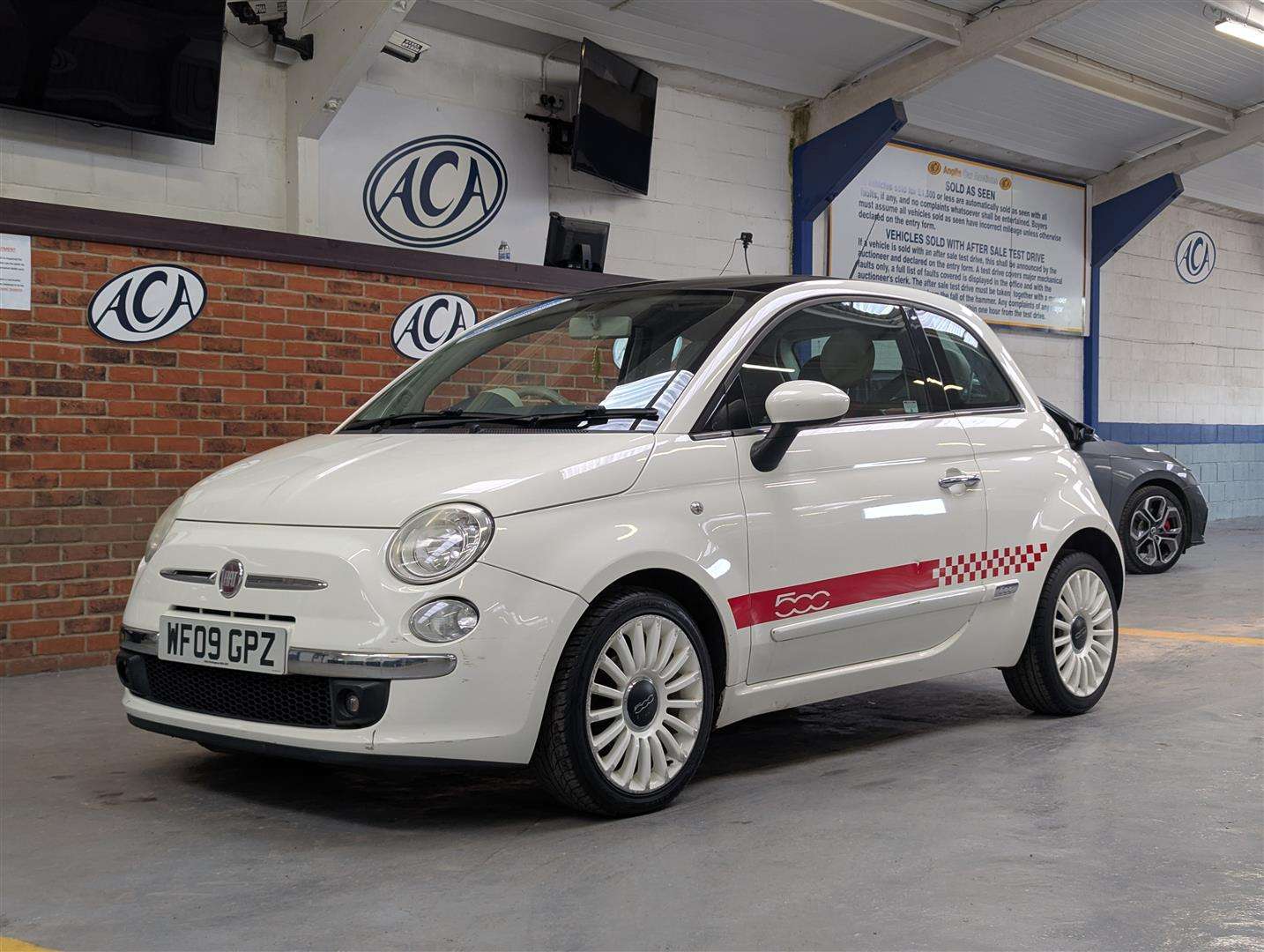<p>2009 FIAT 500 LOUNGE</p>