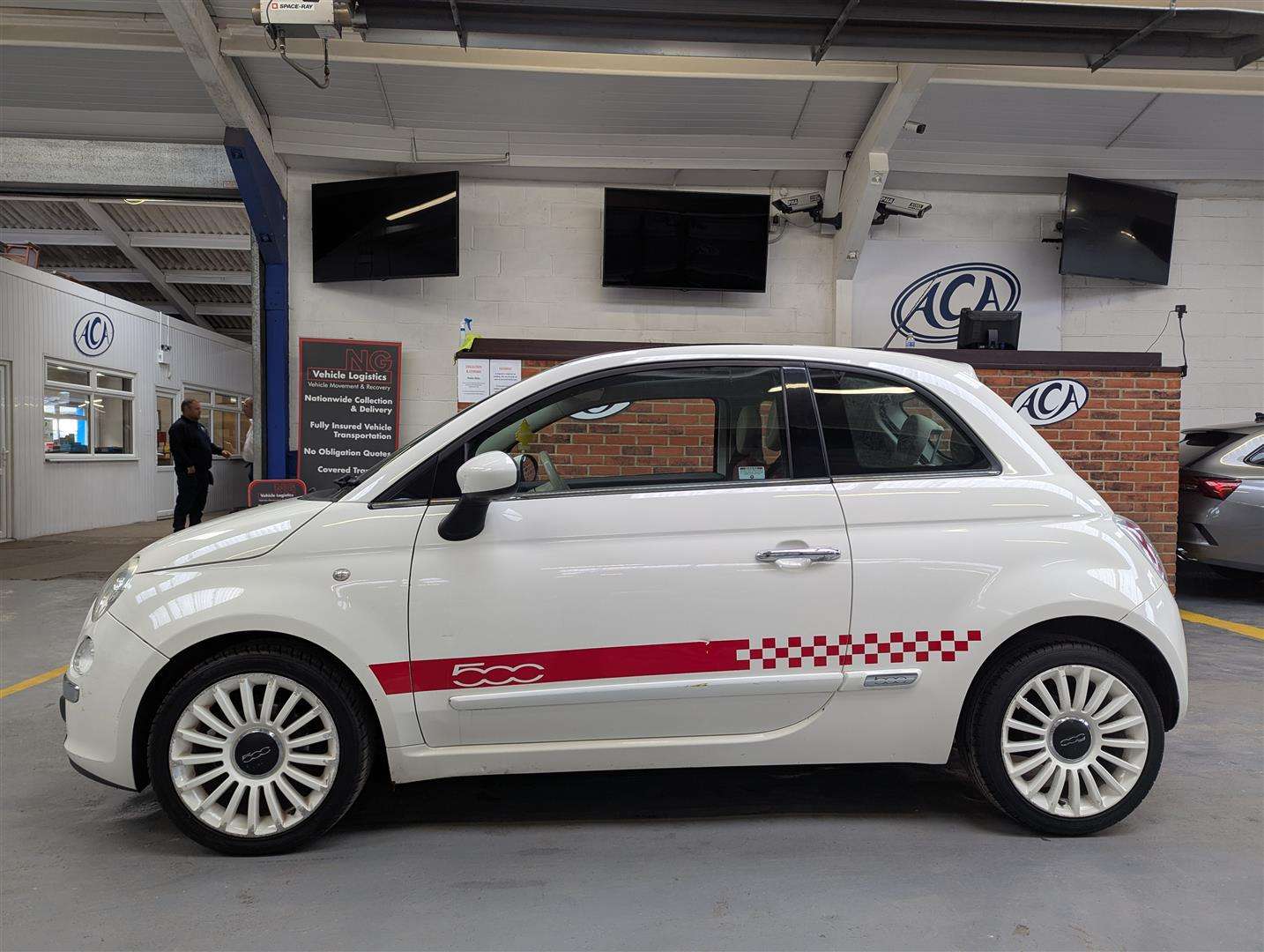 <p>2009 FIAT 500 LOUNGE</p>