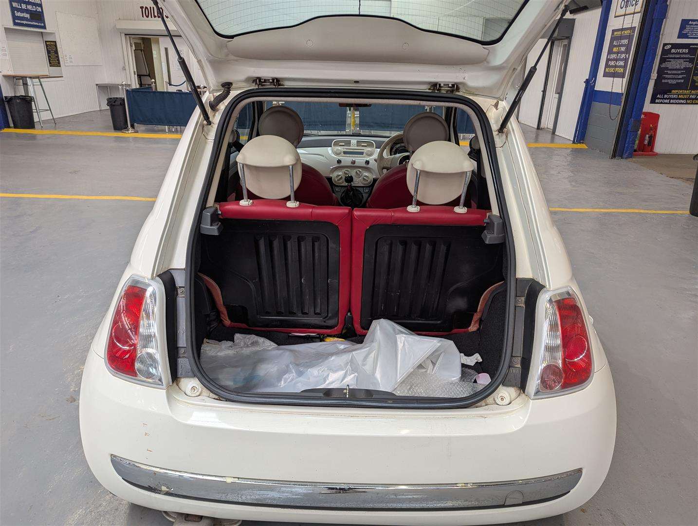 <p>2009 FIAT 500 LOUNGE</p>