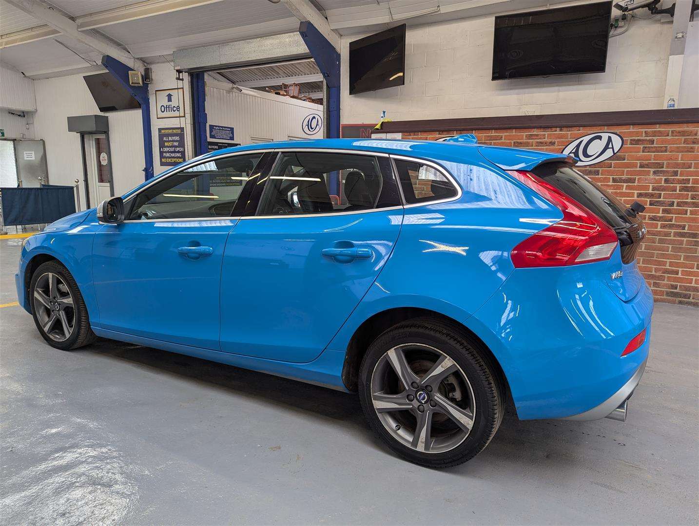 <p>2015 VOLVO V40 R-DESIGN NAV D2</p>