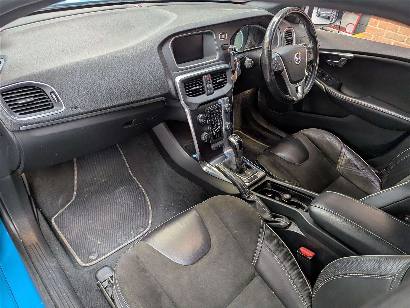 <p>2015 VOLVO V40 R-DESIGN NAV D2</p>