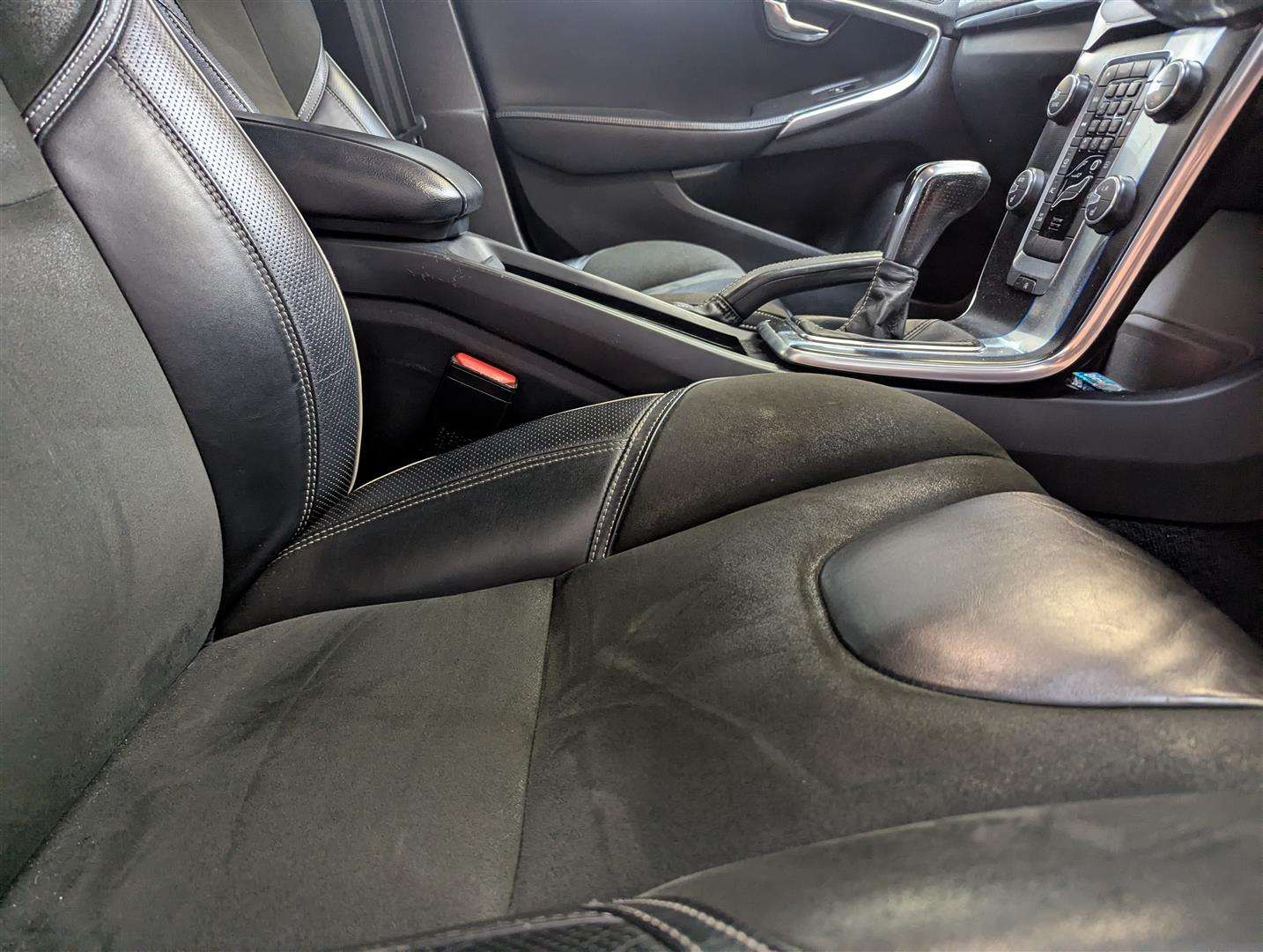 <p>2015 VOLVO V40 R-DESIGN NAV D2</p>