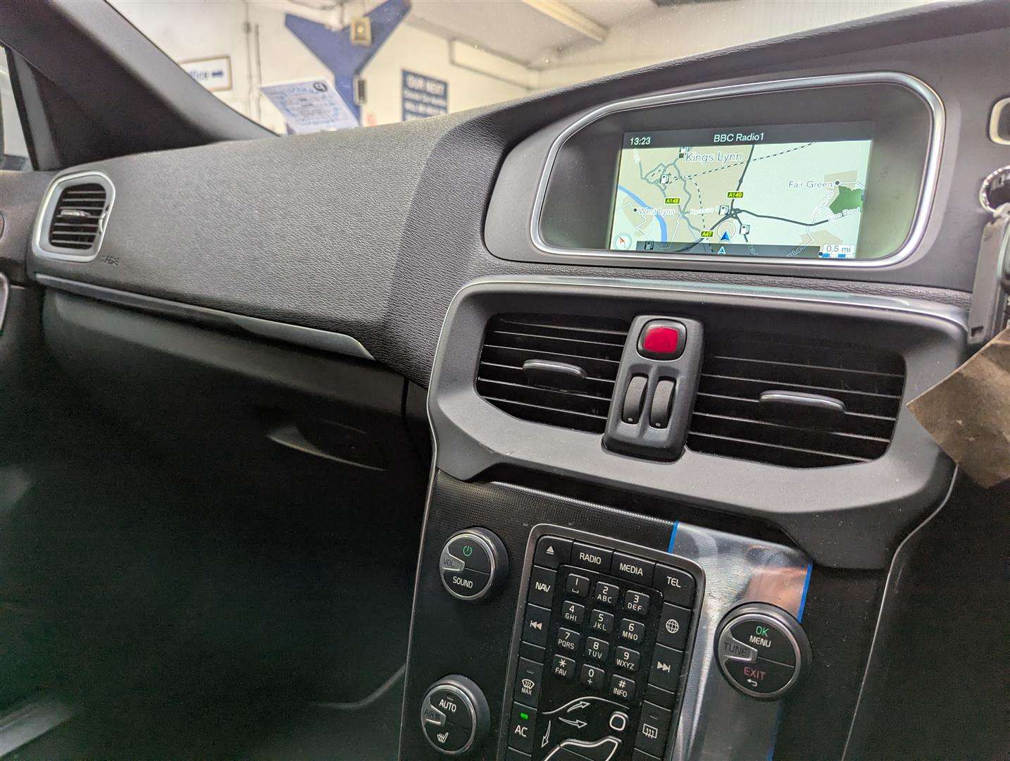 <p>2015 VOLVO V40 R-DESIGN NAV D2</p>