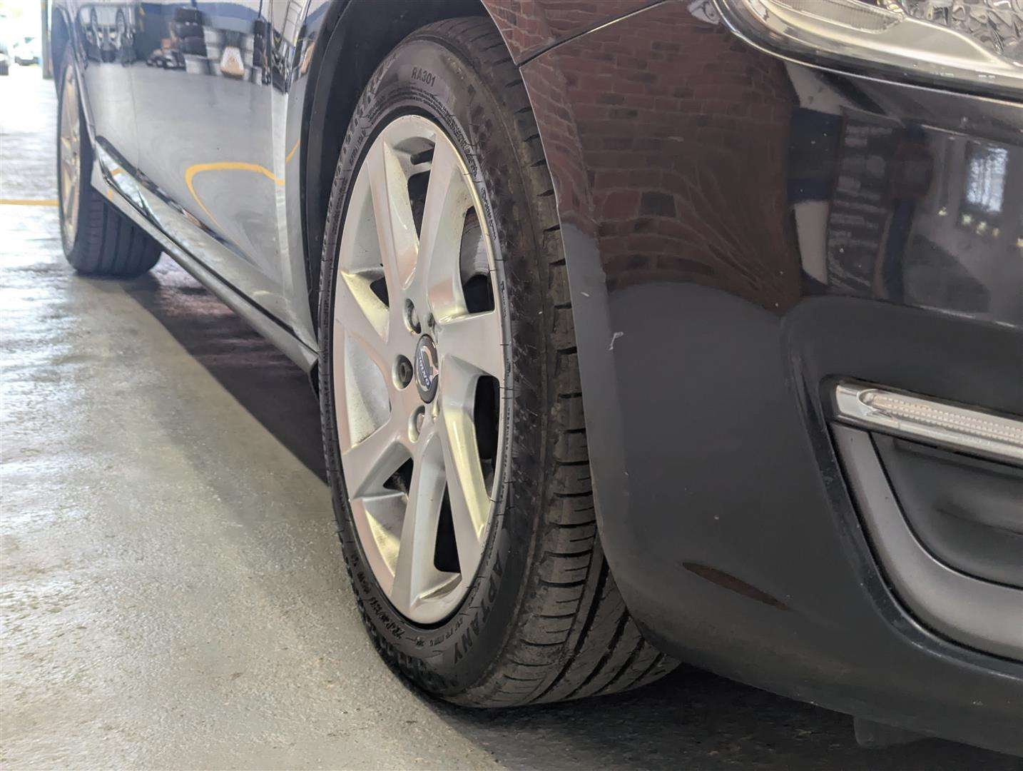 <p>2014 VOLVO V60 SE D4</p>