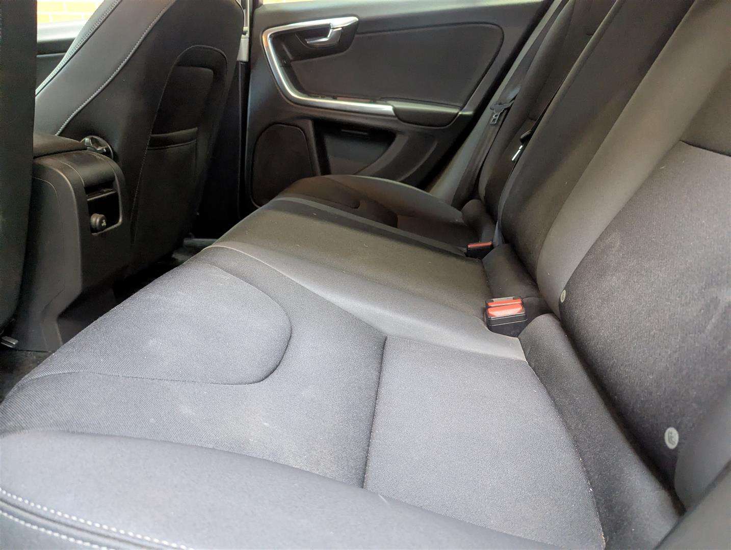 <p>2014 VOLVO V60 SE D4</p>