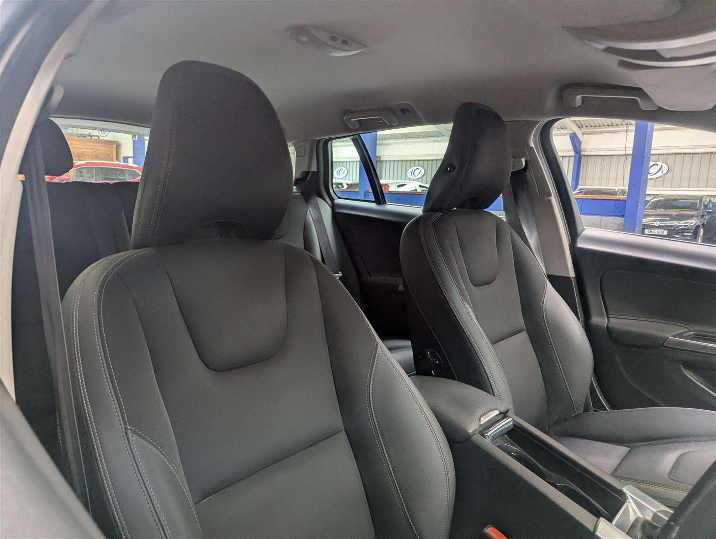 <p>2014 VOLVO V60 SE D4</p>