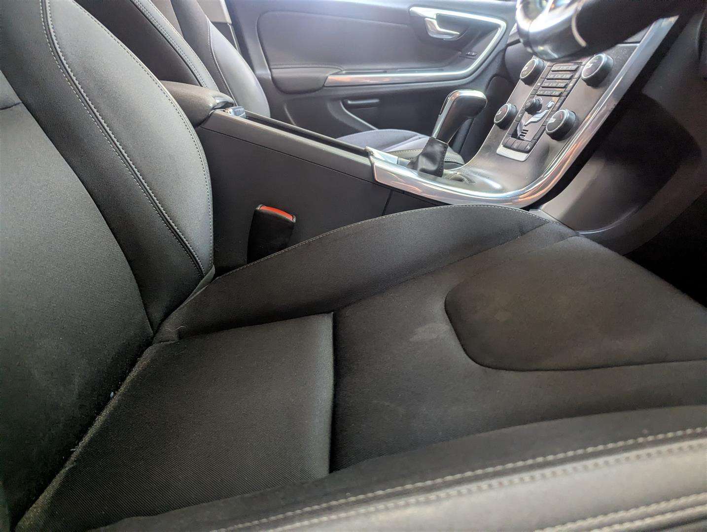 <p>2014 VOLVO V60 SE D4</p>