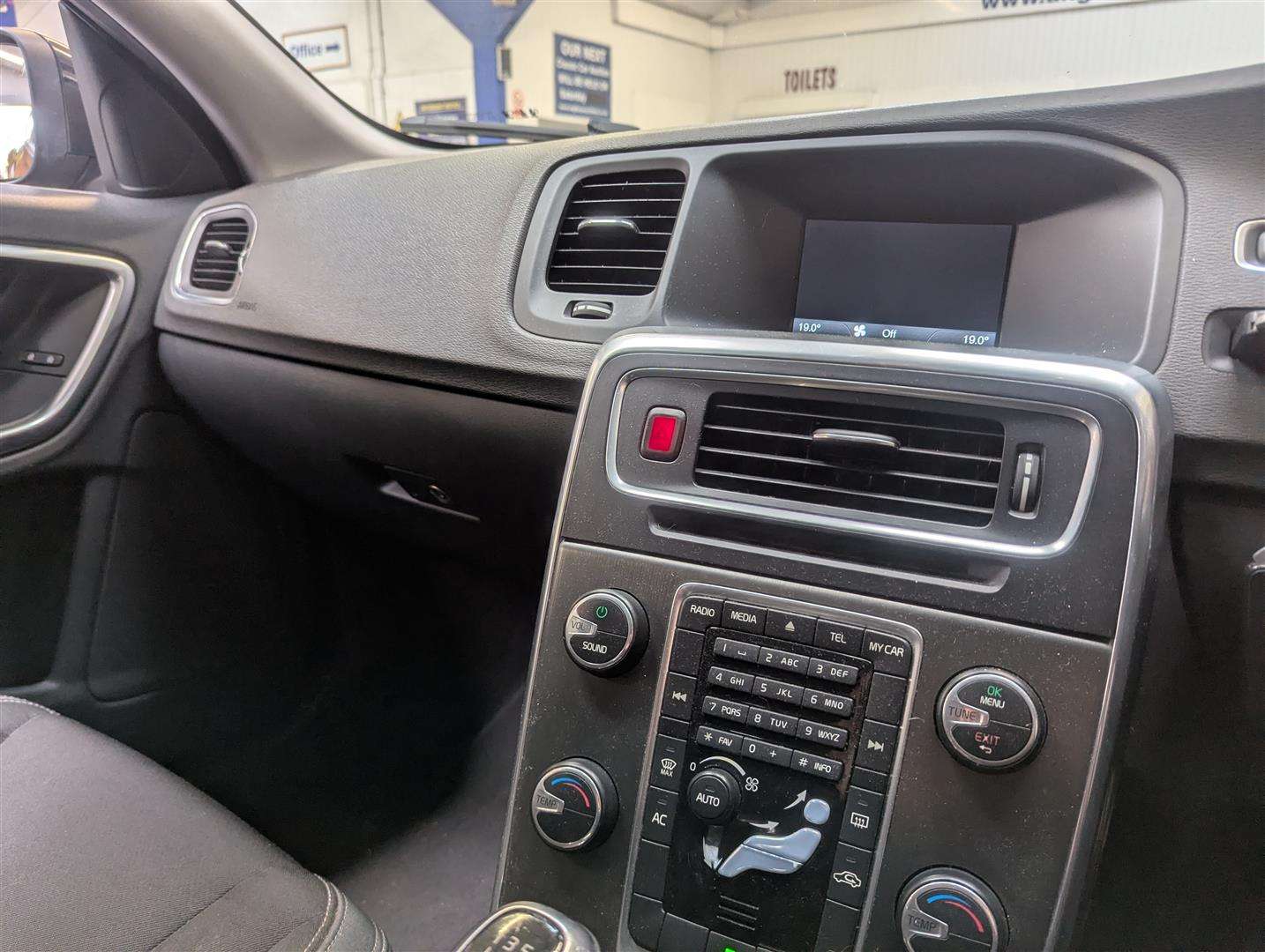 <p>2014 VOLVO V60 SE D4</p>