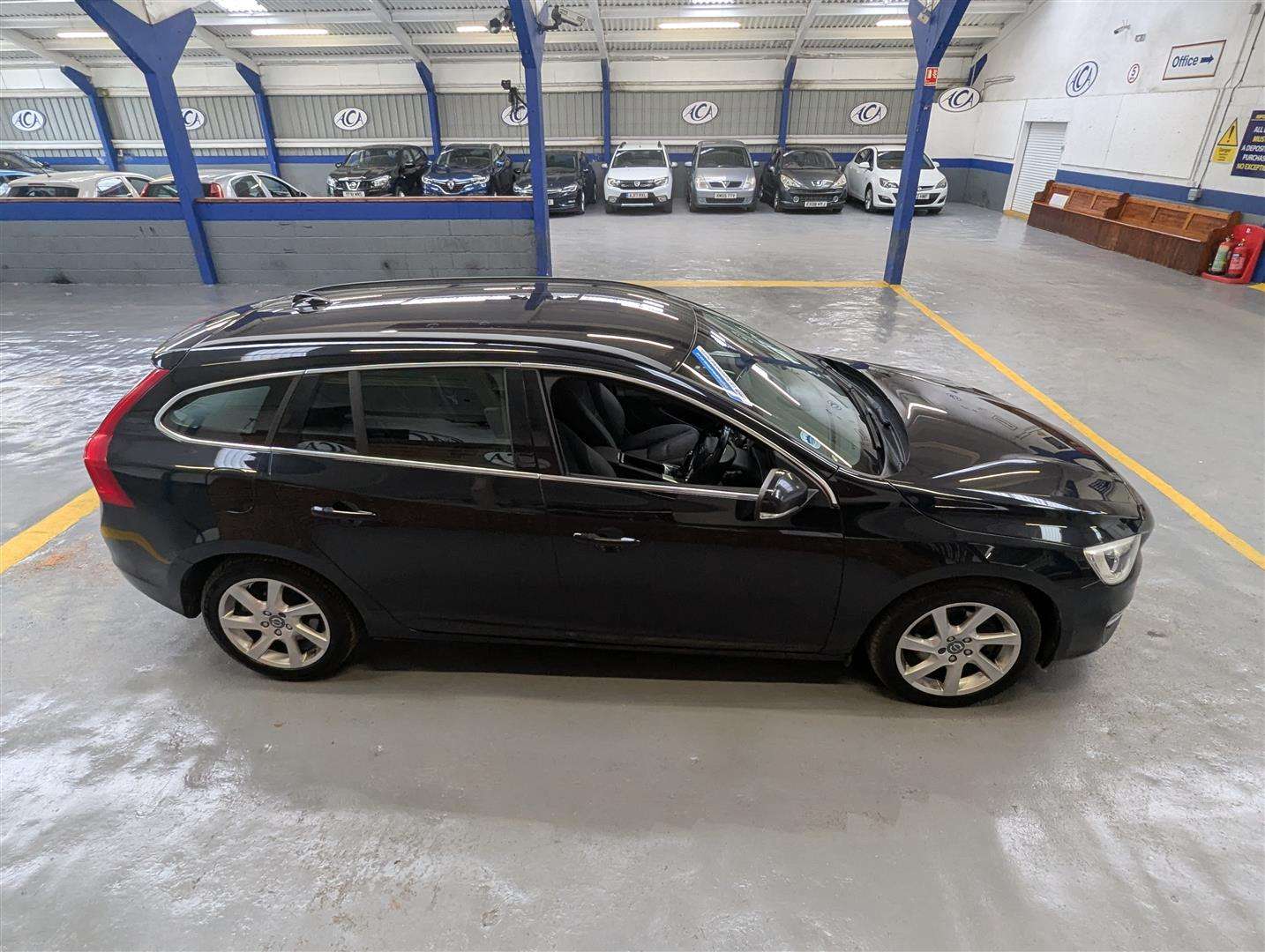 <p>2014 VOLVO V60 SE D4</p>