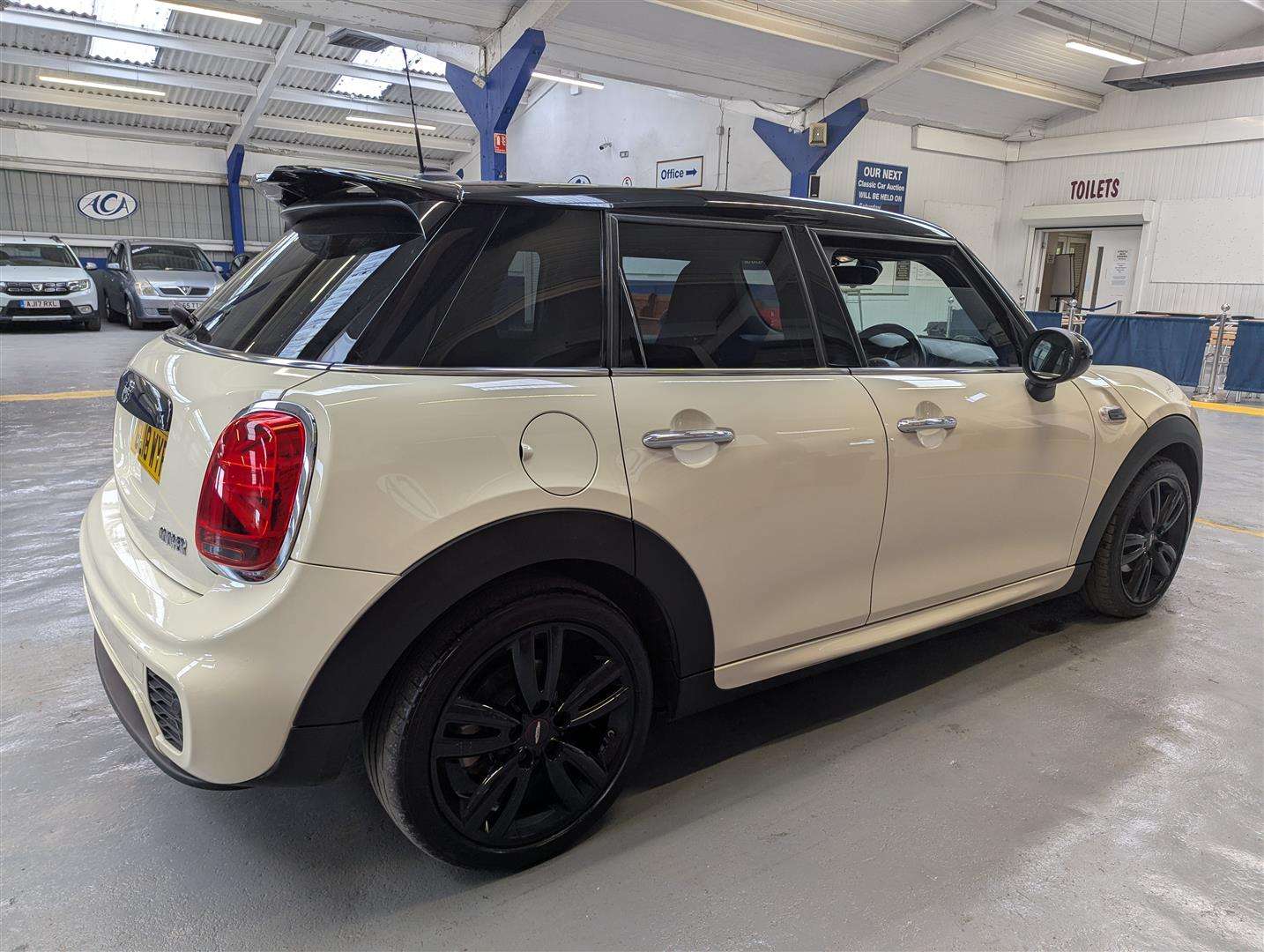 <p>2018 MINI COOPER</p>