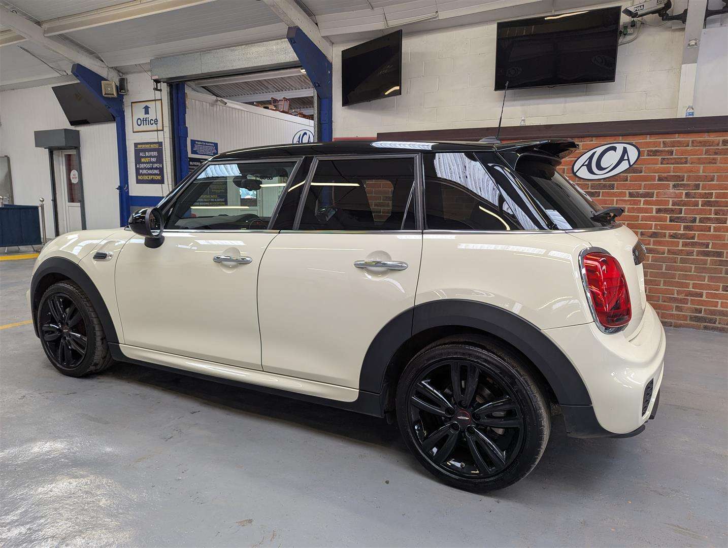 <p>2018 MINI COOPER</p>