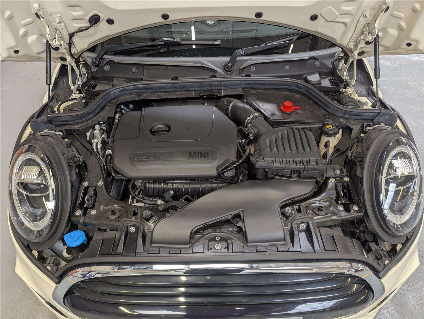 <p>2018 MINI COOPER</p>